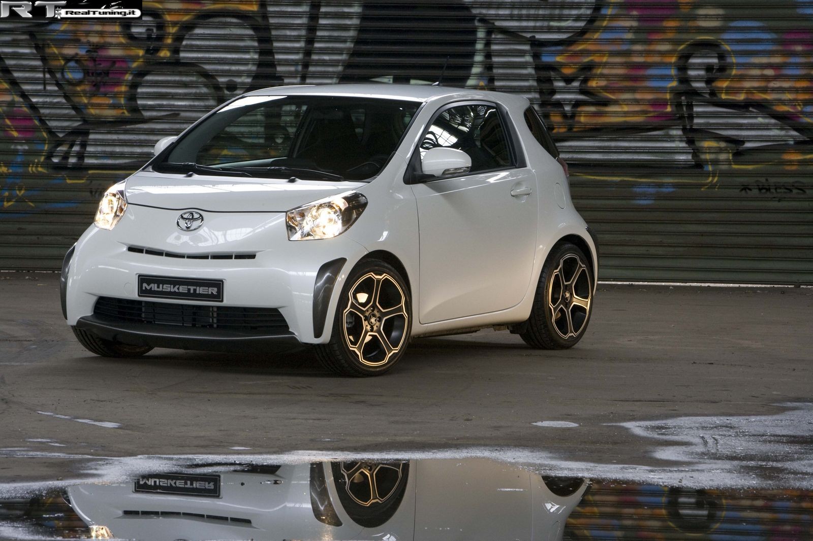 toyota-iq-vertical-by-musketier